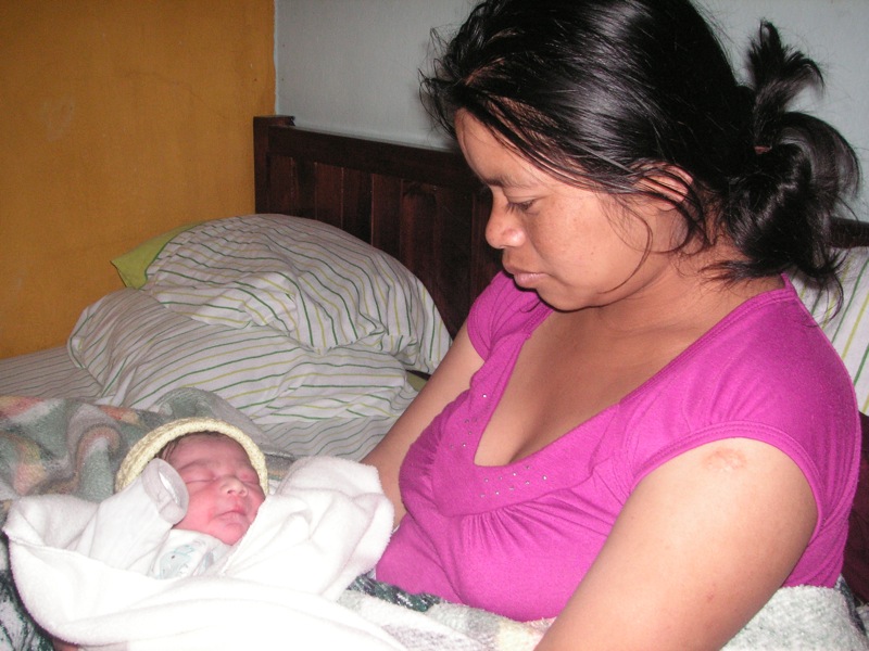 Rosa kurz nach der Geburt ihres dritten Kindes