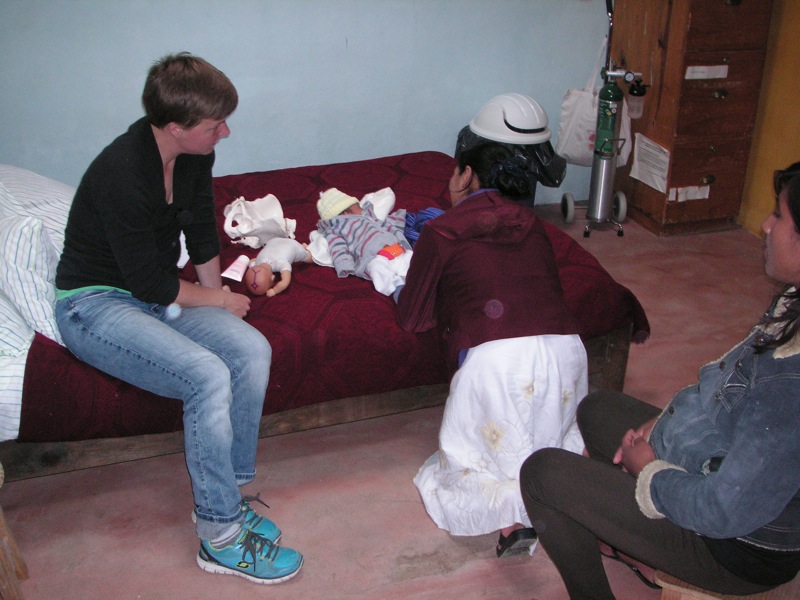 Rosa zeigt in einem Geburtsvorbereitungskurs den anderen Schwangeren, wie sie ihr Kind bekommen hat